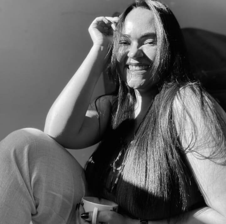 Psicóloga Brenda Souza durante atendimento online